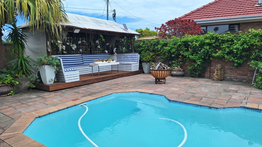 6 Bedroom Property for Sale in Gonubie Eastern Cape